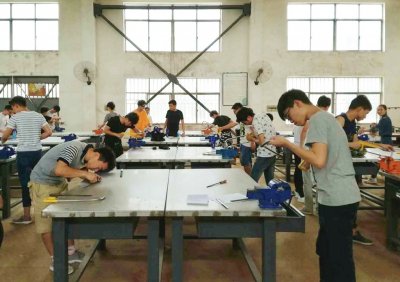 智能制造学院学生首次金工实习圆满结束