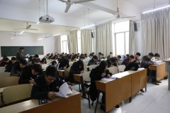 学校第一学期期末考试顺利进行
